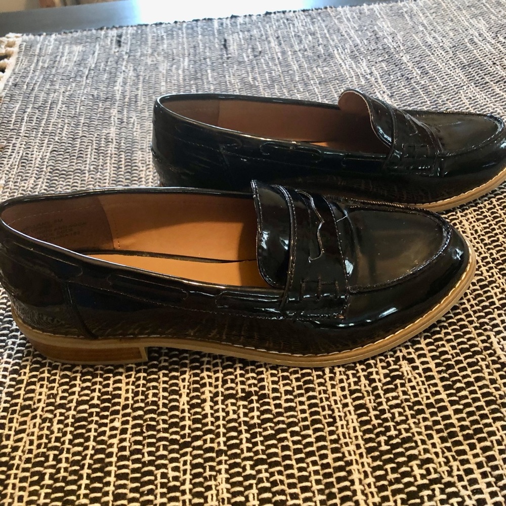 Steve Madden Black patent loafers